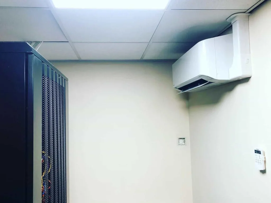 klimatyzator w biurze chłodzący serwer